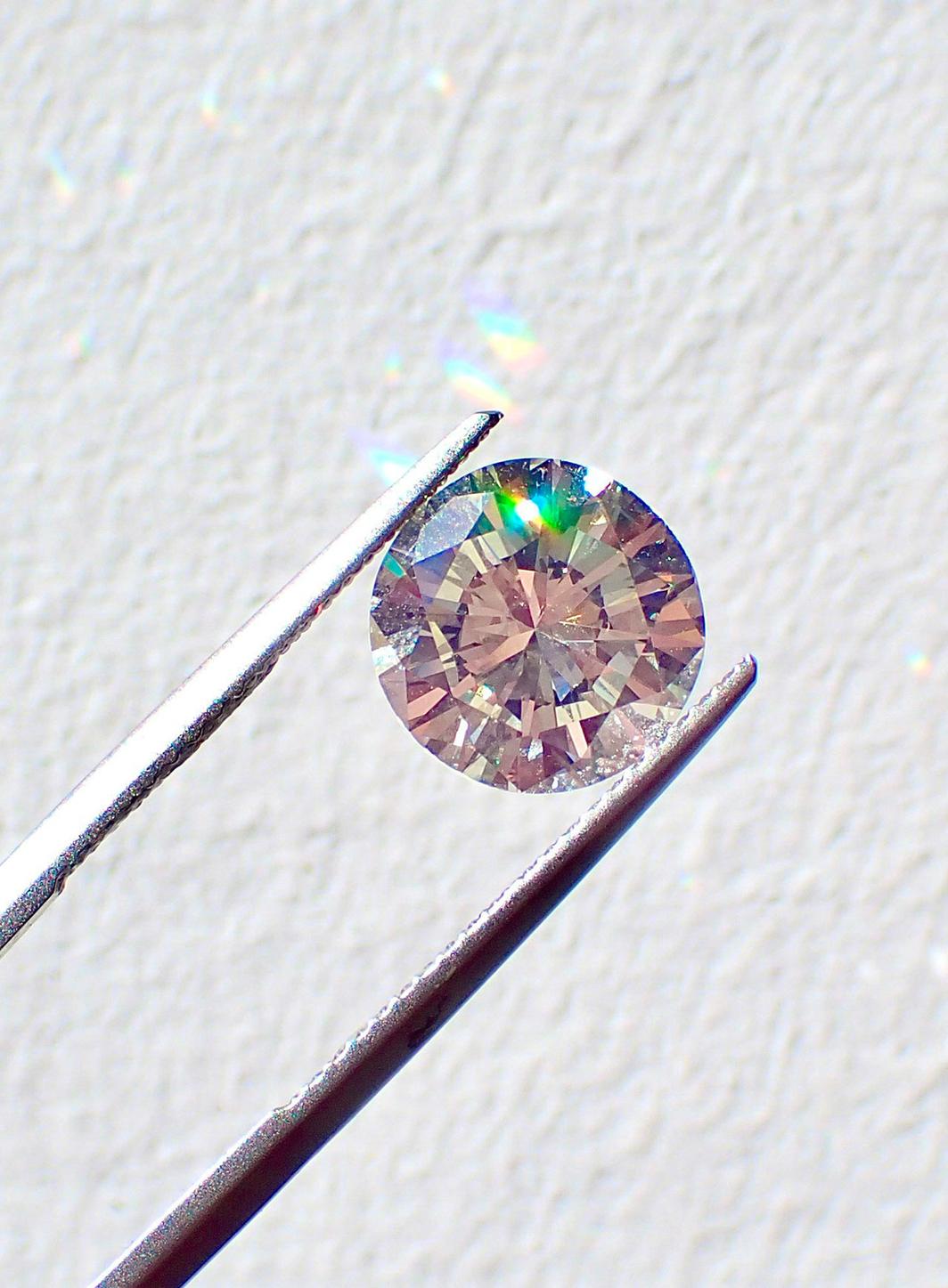 De Beers Group lance la commercialisation de son outil retail pour la vérification des diamants