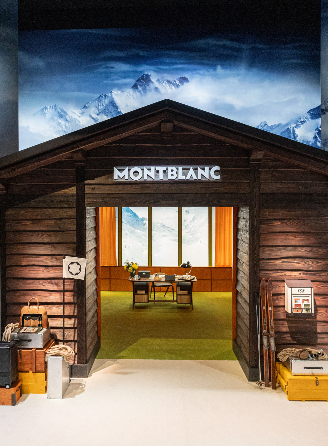 Entre manufacture et sommet alpin, découverte des stands Zenith et Montblanc au salon Watches & Wonders 2025