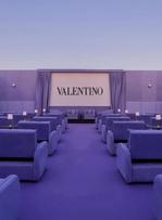 Valentino imagine un cinéma éphémère à ses couleurs