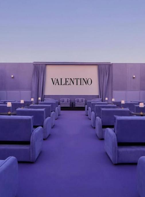 Valentino imagine un cinéma éphémère à ses couleurs