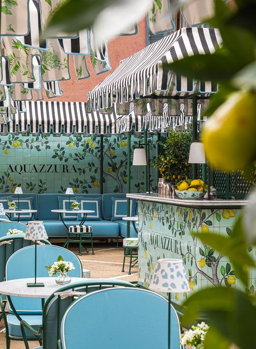 Aquazzura inaugure un premier bar à cocktails à ses couleurs