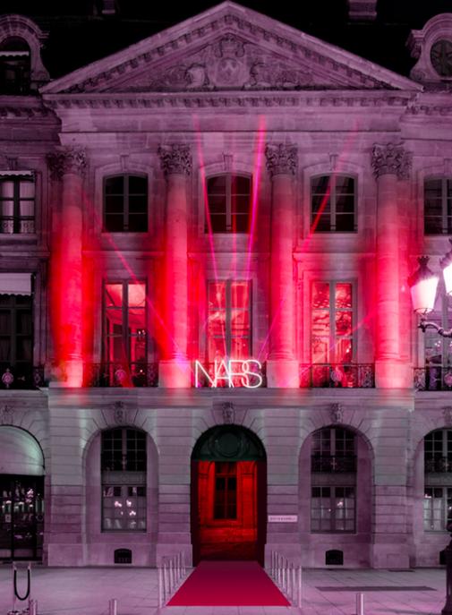 Nars célèbre ses 30 ans avec une expérience immersive place Vendôme