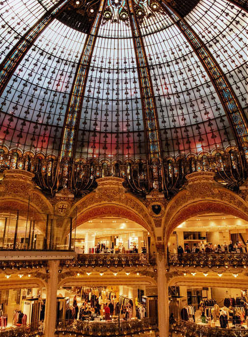 Les ventes mondiales des Grands Magasins ont ralenti de -1,6% au cours de l'exercice 2023-2024